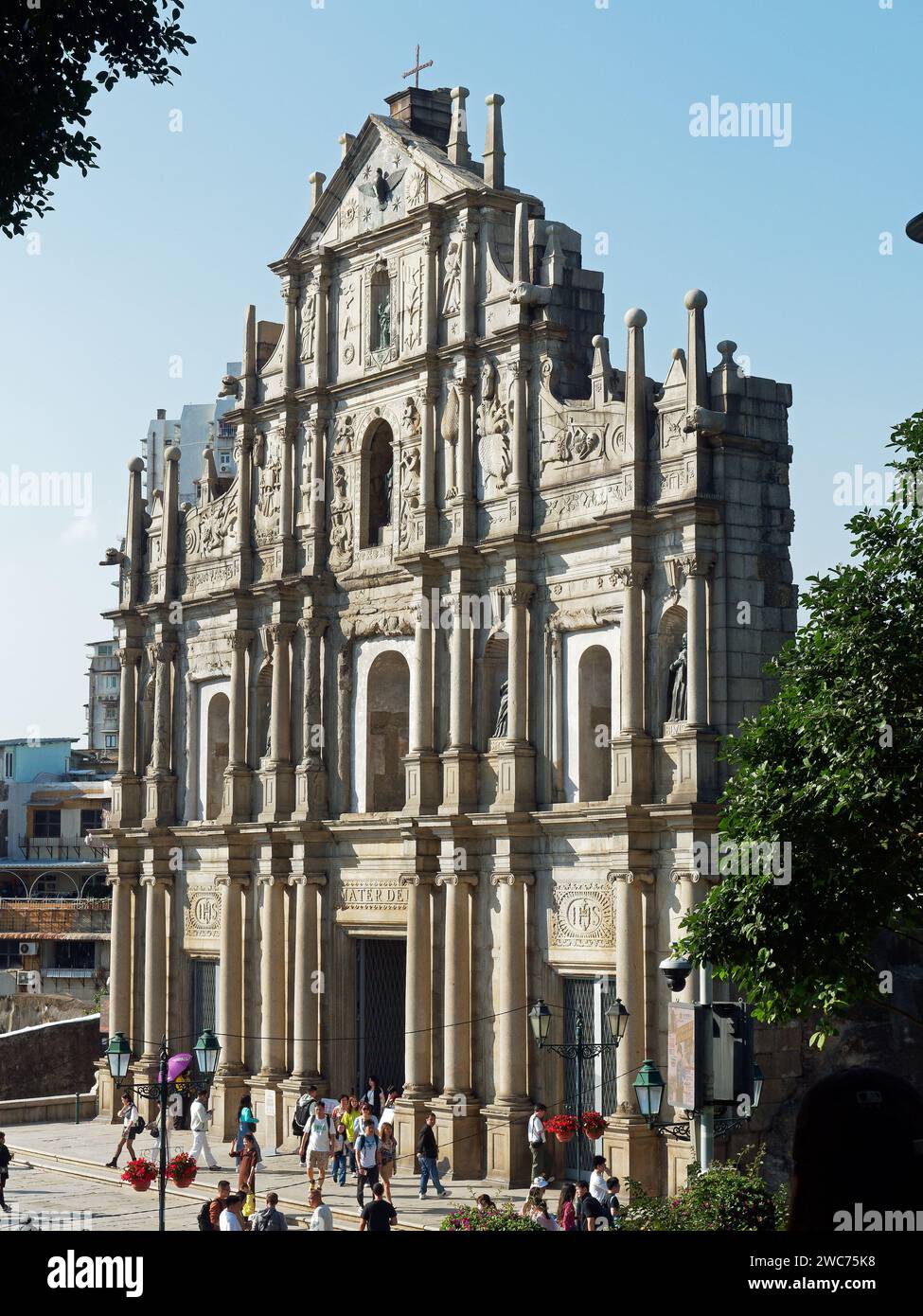 Vista mirando hacia abajo en las famosas Ruinas de St. Paul en Macao Foto de stock