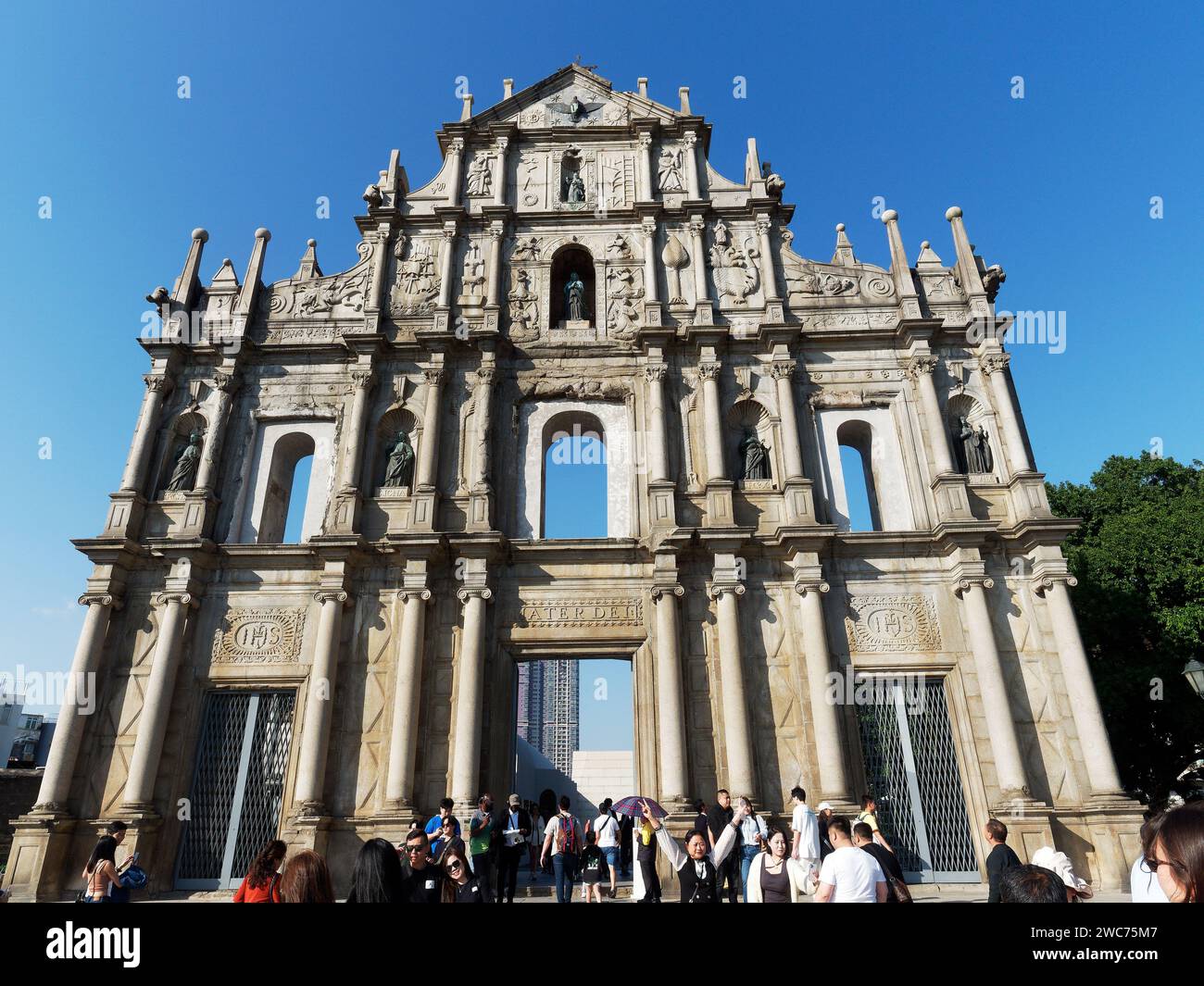 Vista mirando hacia arriba a las famosas Ruinas de St. Paul en Macao Foto de stock