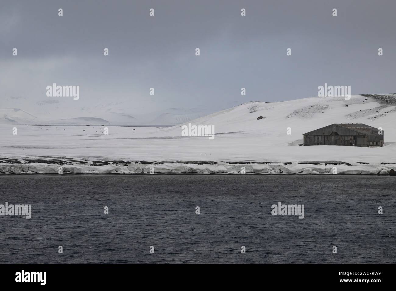Isla de decepción, Islas Shetland del Sur, puerto natural seguro, en la caldera de un volcán activo, ruinas de una estación ballenera, remoto y aislado Foto de stock