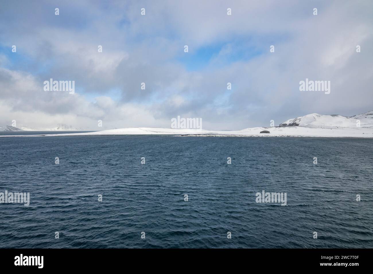 Isla de decepción, Islas Shetland del Sur, puerto natural seguro, en la caldera de un volcán activo, ruinas de una estación ballenera, remoto y aislado Foto de stock
