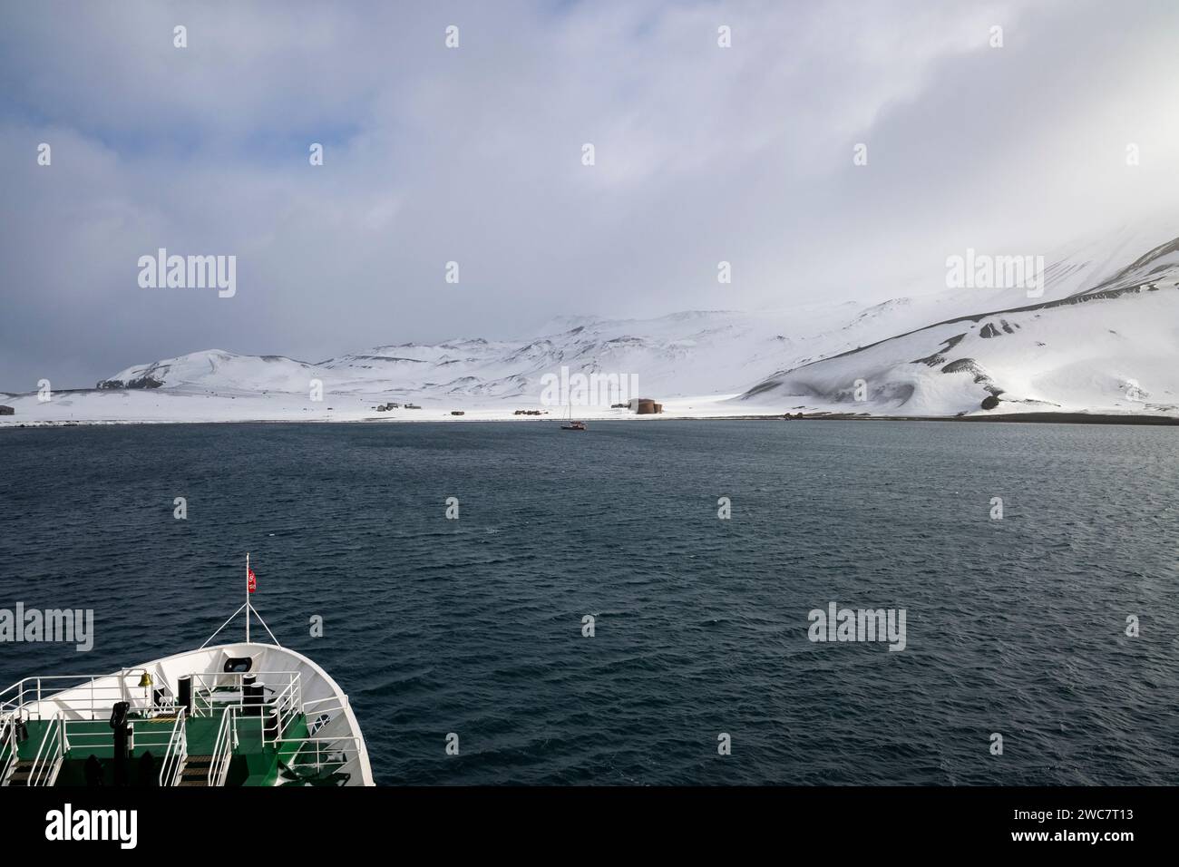 Isla de engaño, Islas Shetland del Sur, puerto natural seguro, en la caldera de un volcán activo, ruinas de una estación de caza de ballenas, navegación de barco de expedición Foto de stock