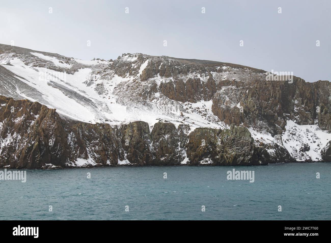 Isla de engaño Islas Shetland del sur puerto natural seguro en la caldera de un volcán activo ruinas de una estación ballenera, Zodiacs de la expedición m Foto de stock