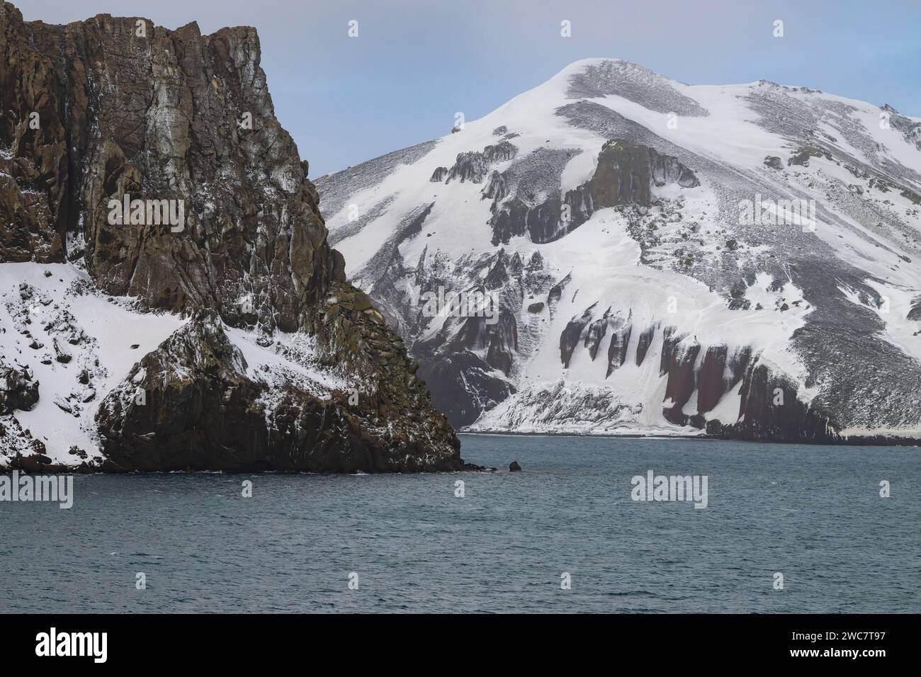 Isla de decepción, Islas Shetland del Sur, puerto natural seguro, en la caldera de un volcán activo, ruinas de una estación ballenera, paso estrecho Foto de stock
