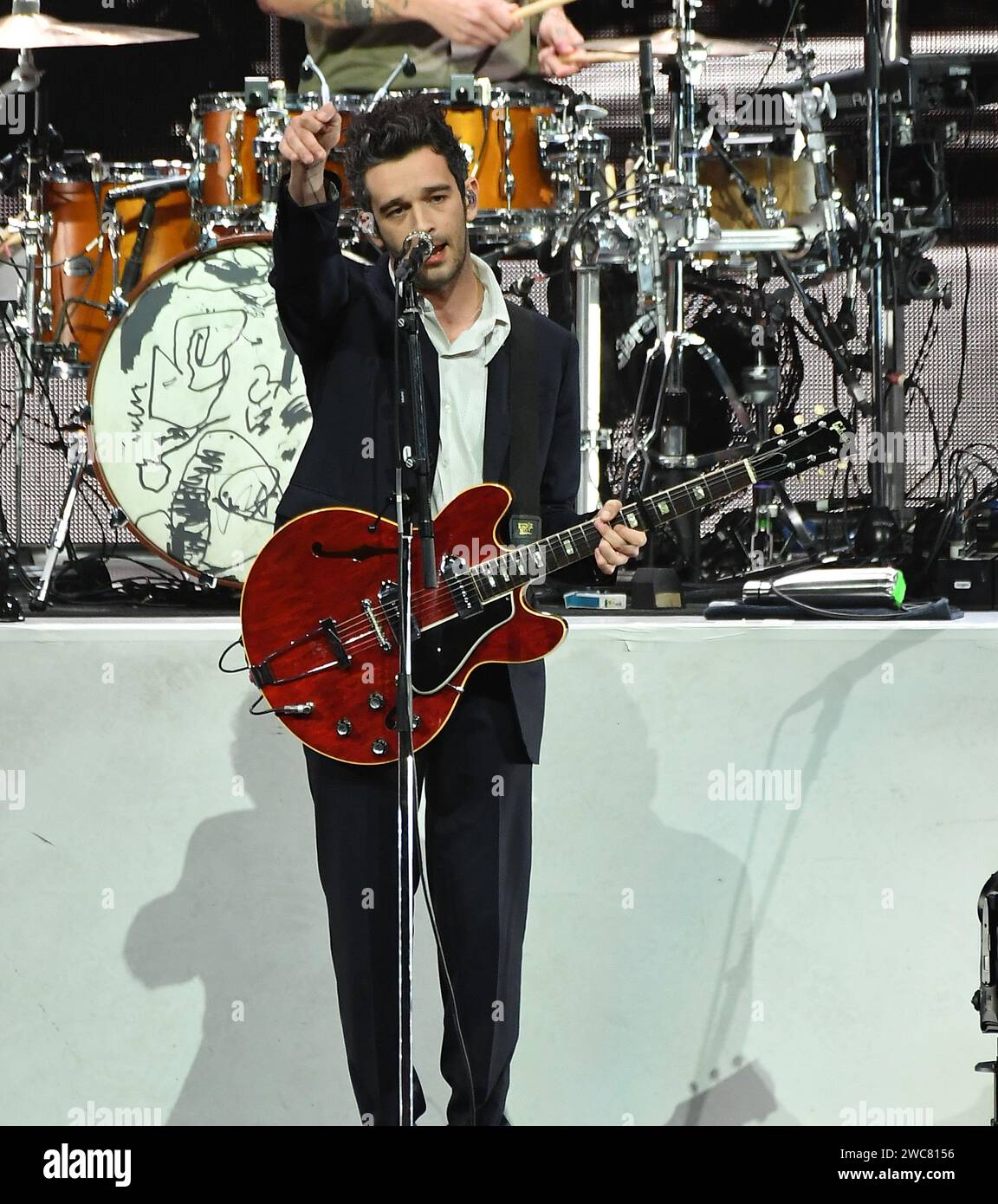 El 1975 Matty Healy se presenta en el escenario del 2024 iHeartRadio