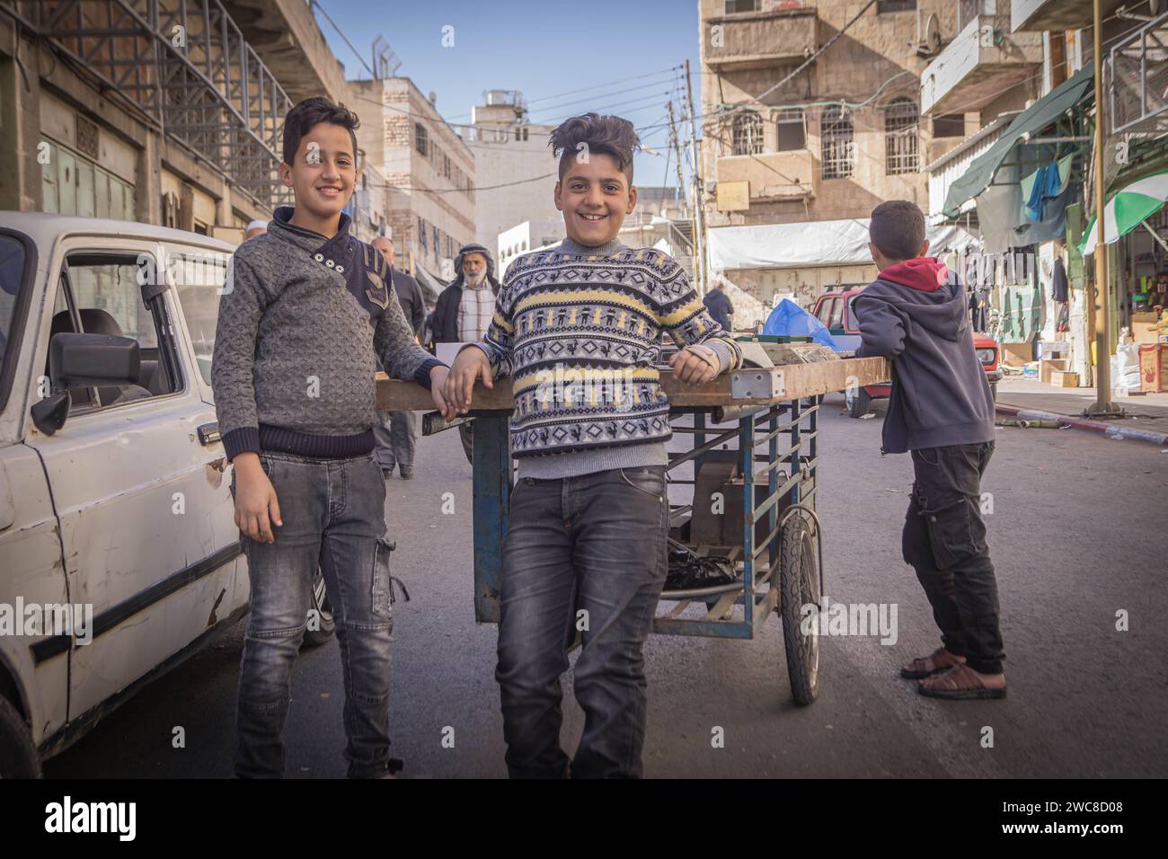 Los jóvenes palestinos están sonriendo en las calles del centro de Hebrón en Cisjordania, Pale Foto de stock