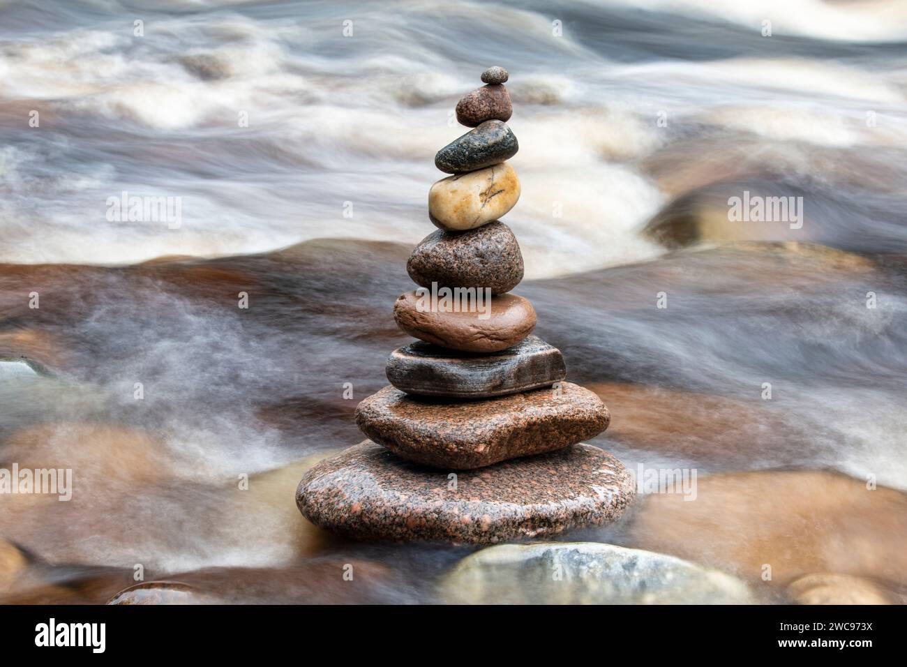 Apiladas piedras equilibradas en el río Findhorn en invierno. MORAYSHIRE, Escocia Foto de stock