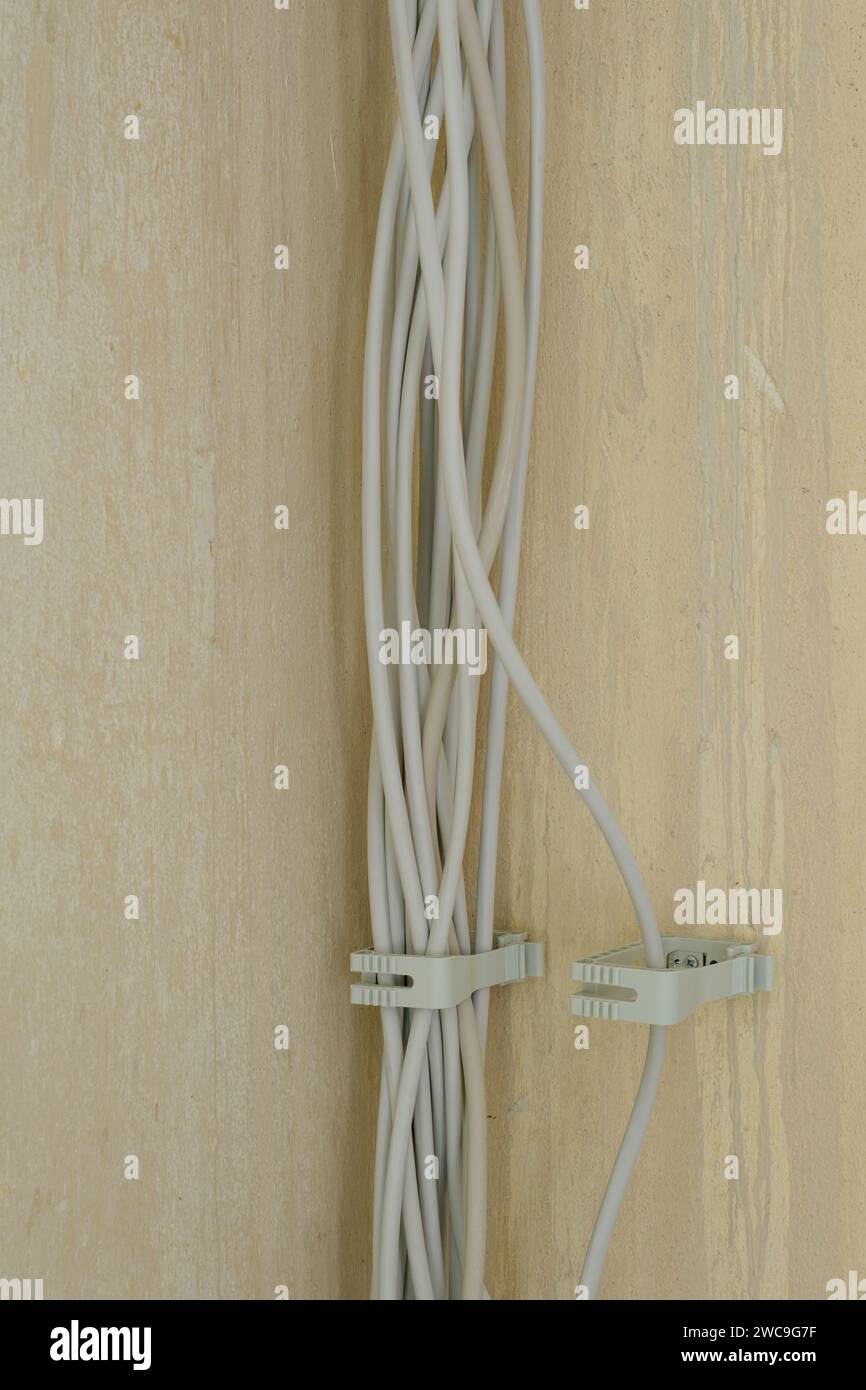 Cable eléctrico en una pared Foto de stock