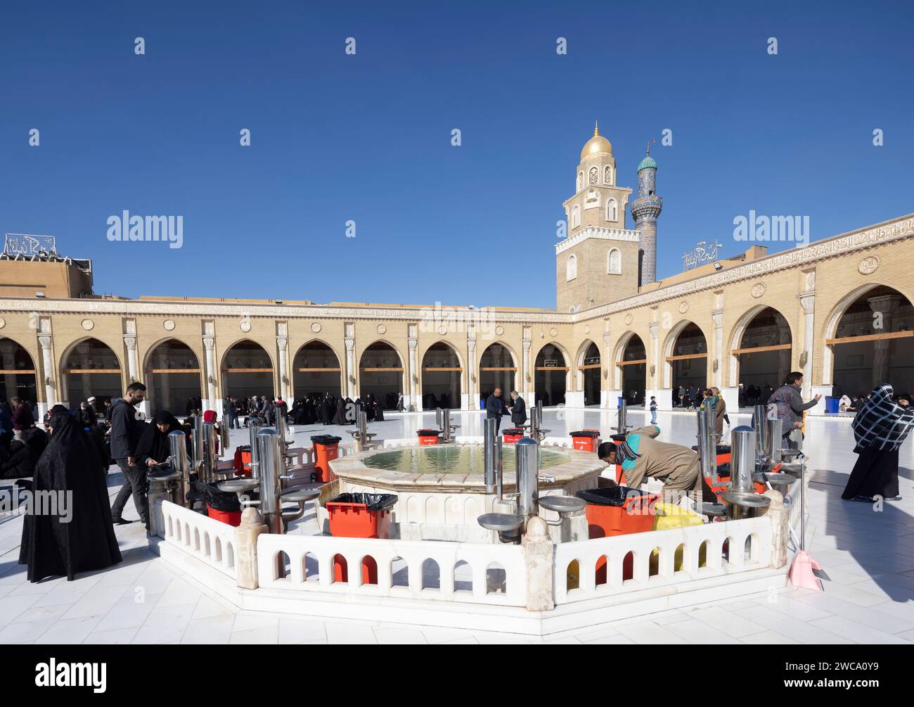 El Safina En El Patio De La Gran Mezquita De Kufa Irak Lugar