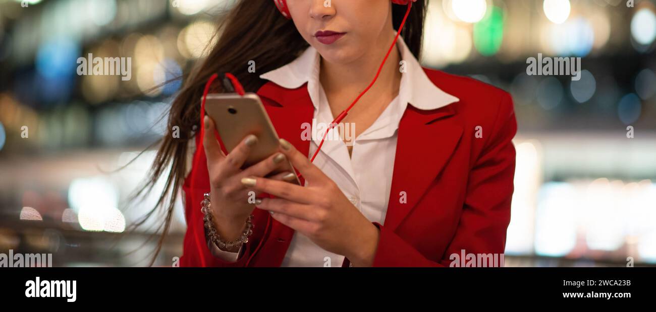 Mujer escuchando música desde su teléfono celular. Imagen amplia Foto de stock