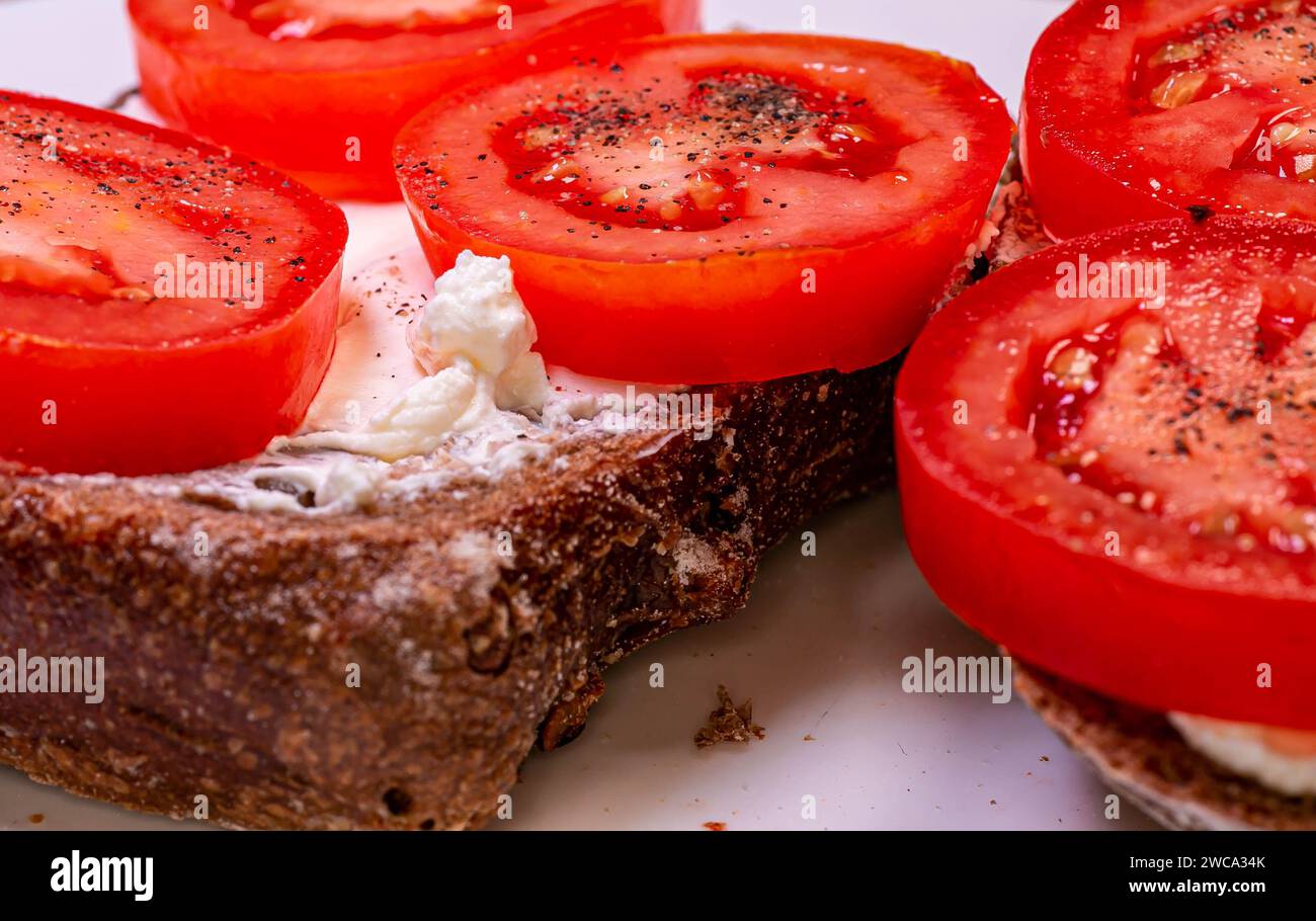 Pan de tomate con queso crema y tomates caseros Foto de stock