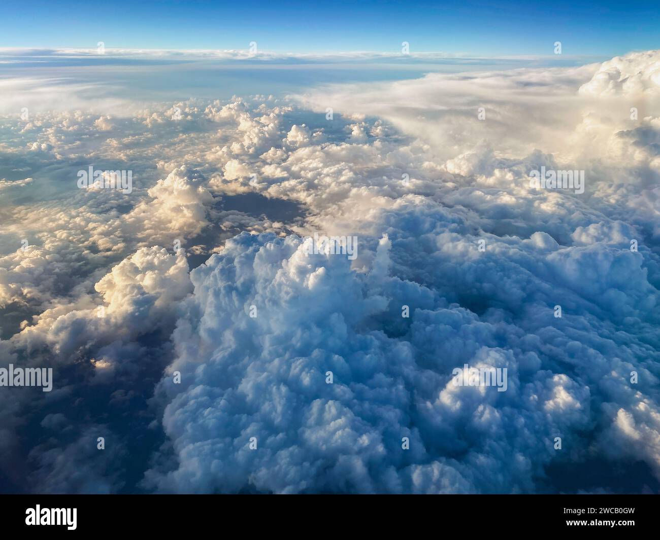Una vista impresionante de una vasta extensión de nubes blancas esponjosas flotando en el cielo Foto de stock