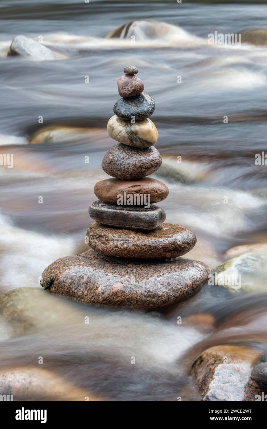 Apiladas piedras equilibradas en el río Findhorn en invierno. MORAYSHIRE, Escocia Foto de stock