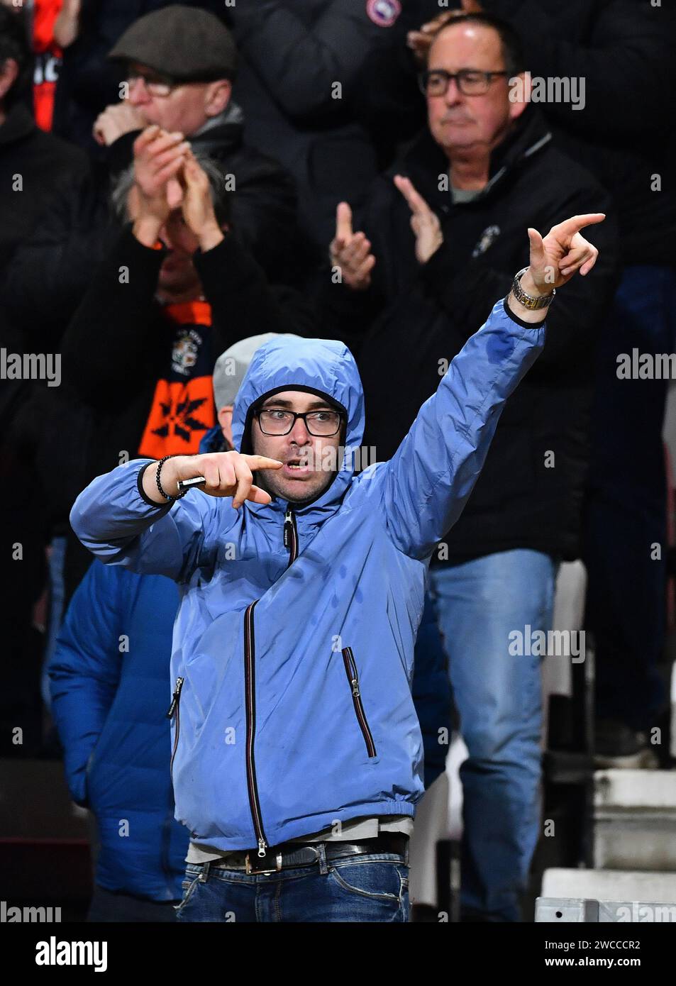 Un fanático de Luton Town reconoce que los fanáticos de AFC Bournemouth aplaudieron mientras Tom Lockyer de Luton Town es sacado del campo después de recibir tratamiento - AFC Bournemouth v Luton Town, Premier League, Vitality Stadium, Bournemouth, Reino Unido - 16 de diciembre de 2023 Solo uso editorial - Se aplican restricciones de DataCo Foto de stock