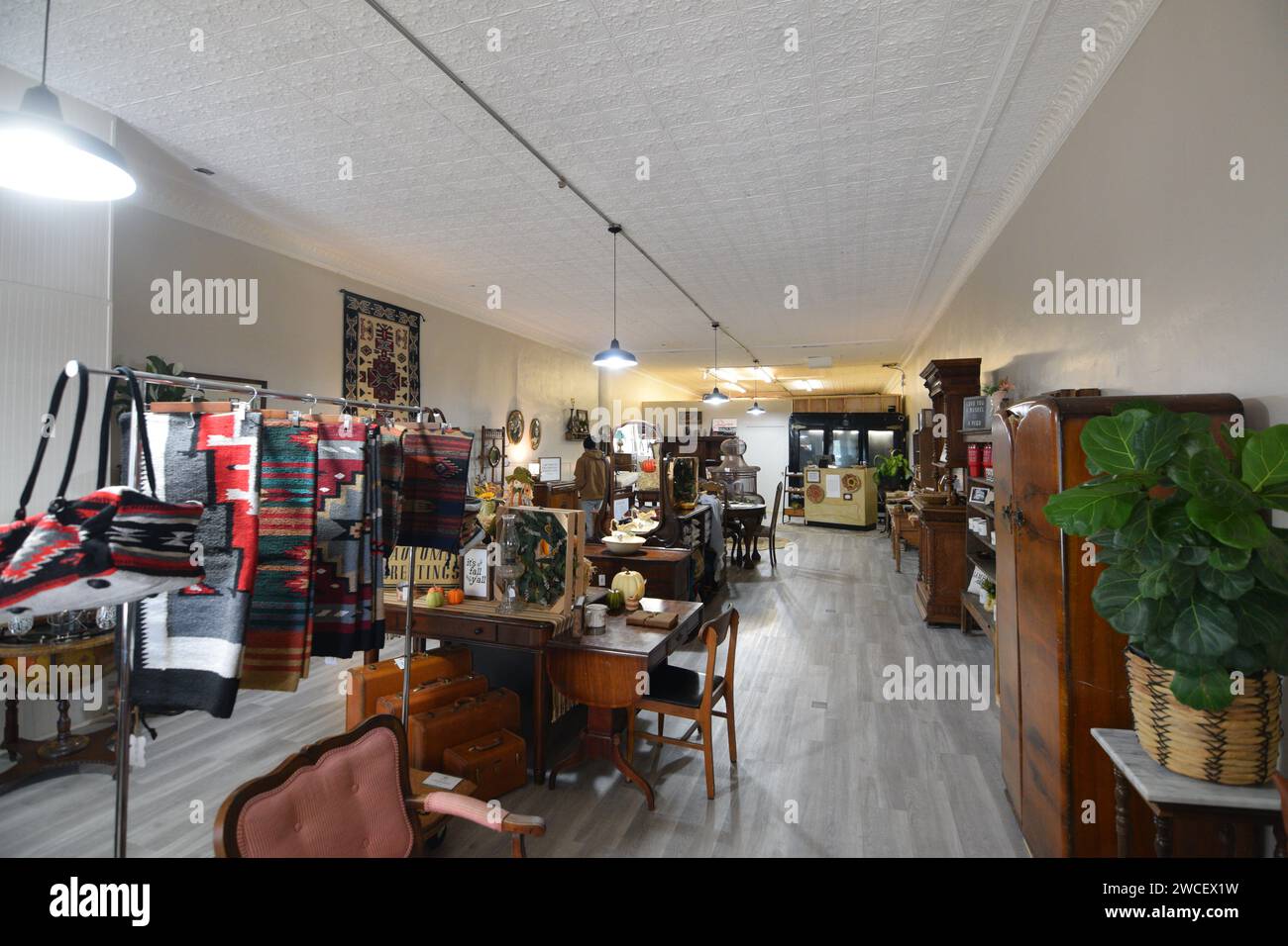 Tienda de venta de muebles nuevos fotografías e imágenes de alta resolución  - Alamy