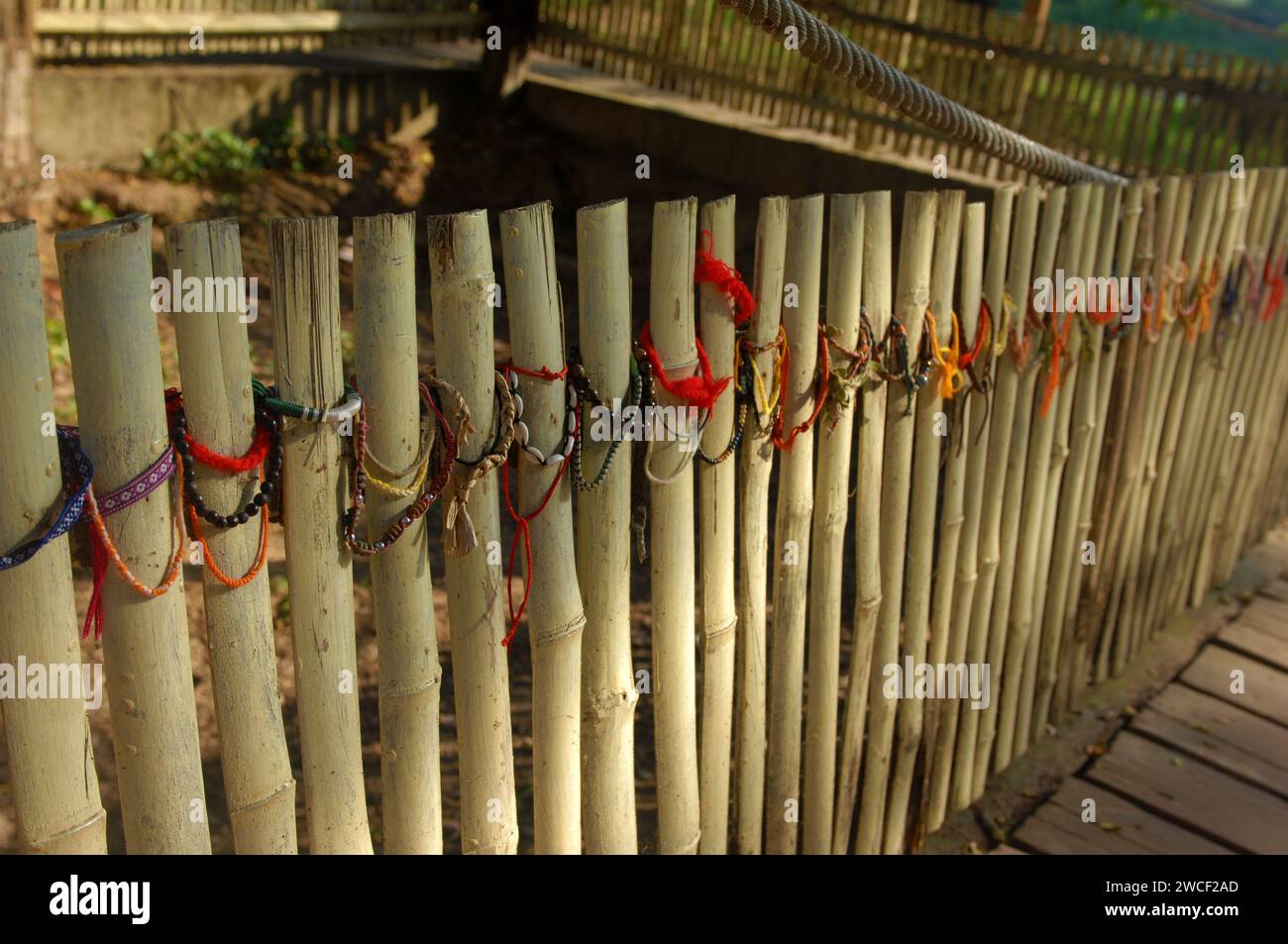 Homenaje a las víctimas asesinadas atadas en árboles y cercas, Centro genocida Choung Ek, Phnom Penh, Camboya. Foto de stock