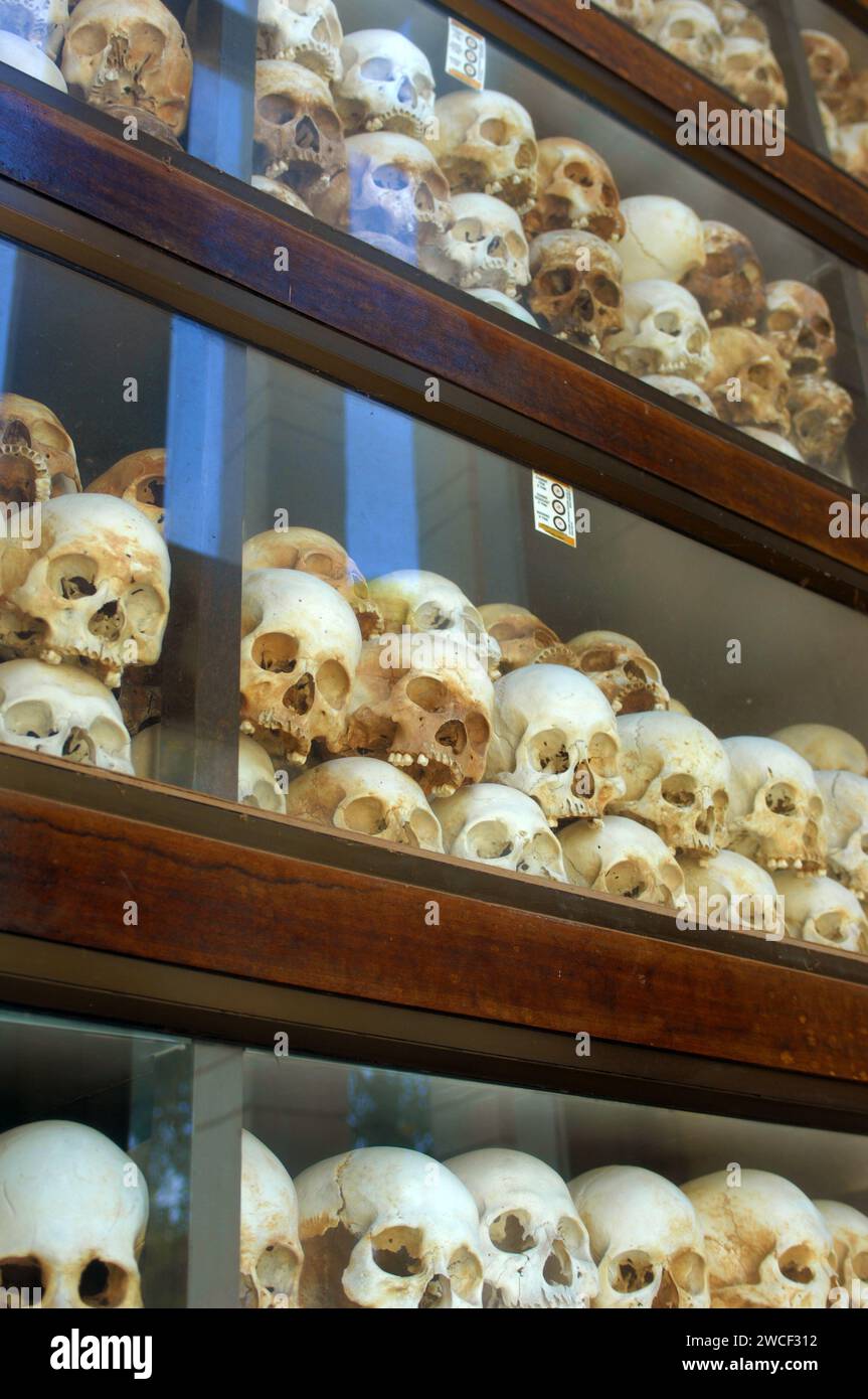 Cráneos humanos en exhibición en el Centro genocida Choung EK, Phnom Penh, Camboya. Foto de stock