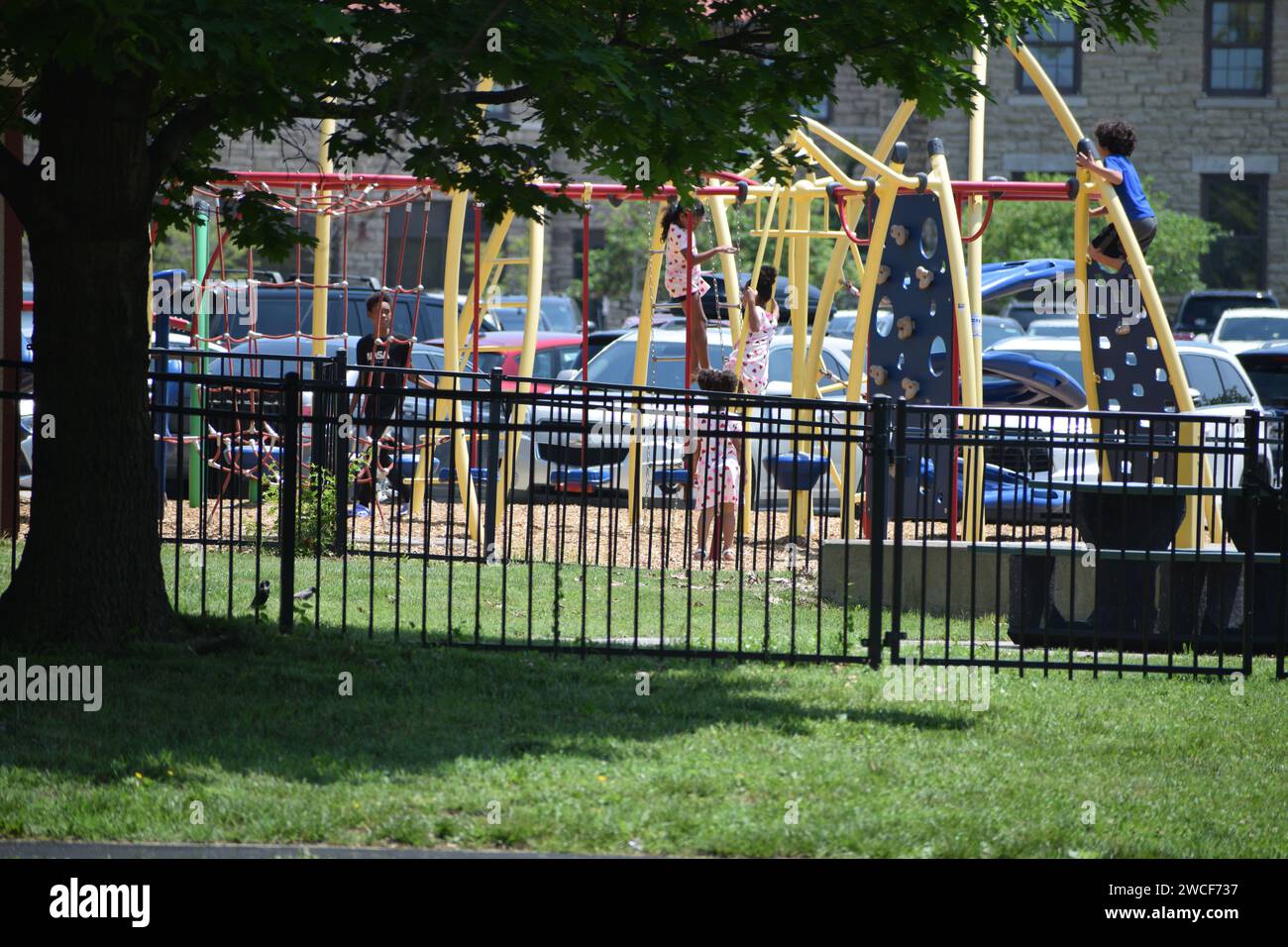Niños afroamericanos jugando en un patio de recreo en el Centro Comunitario Gregg/Klice en Kansas City Missouri - Mayo 2023 Foto de stock