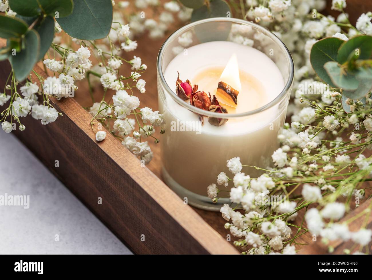 Vela decorativa de cera de soja natural en cristal vintage Fotografía de  stock - Alamy