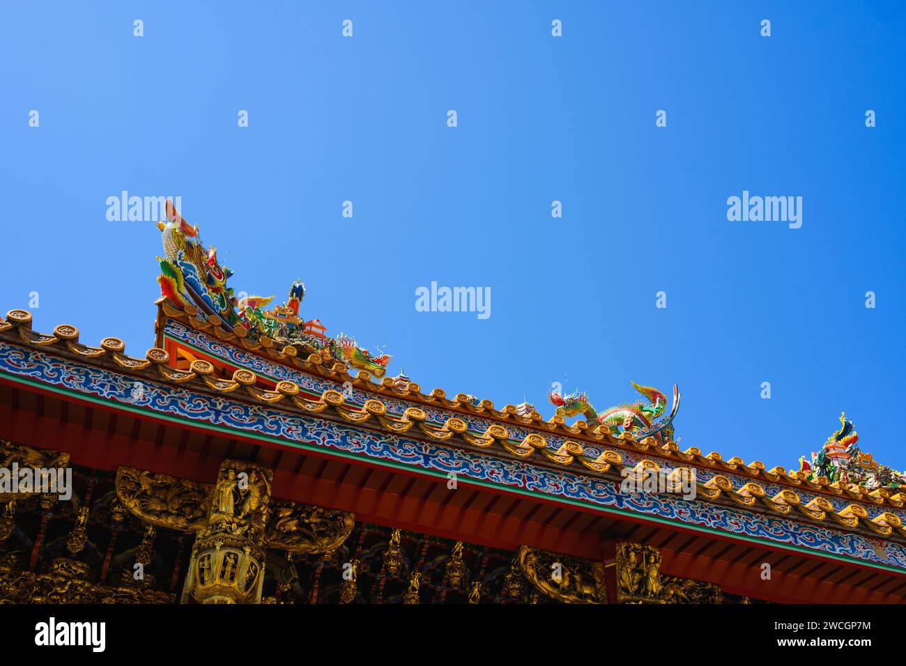 Templo chino colorido en la ciudad china de Yokohama, Japón Foto de stock