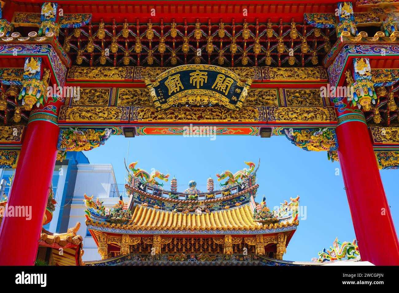 Templo chino colorido en la ciudad china de Yokohama, Japón Foto de stock