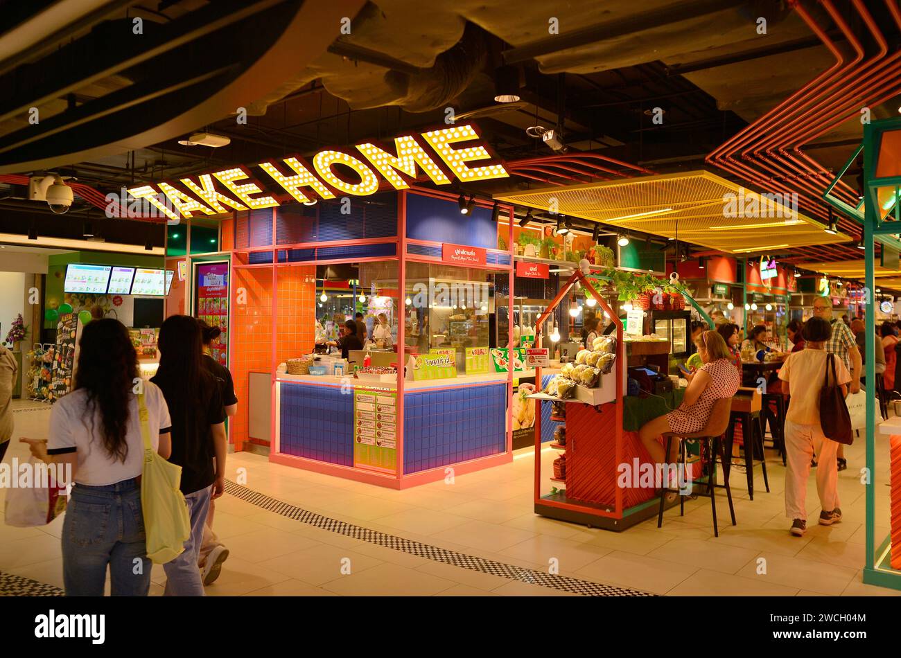 Llévese a casa el patio de comidas en Maya Mall Chiang Mai Tailandia Foto de stock