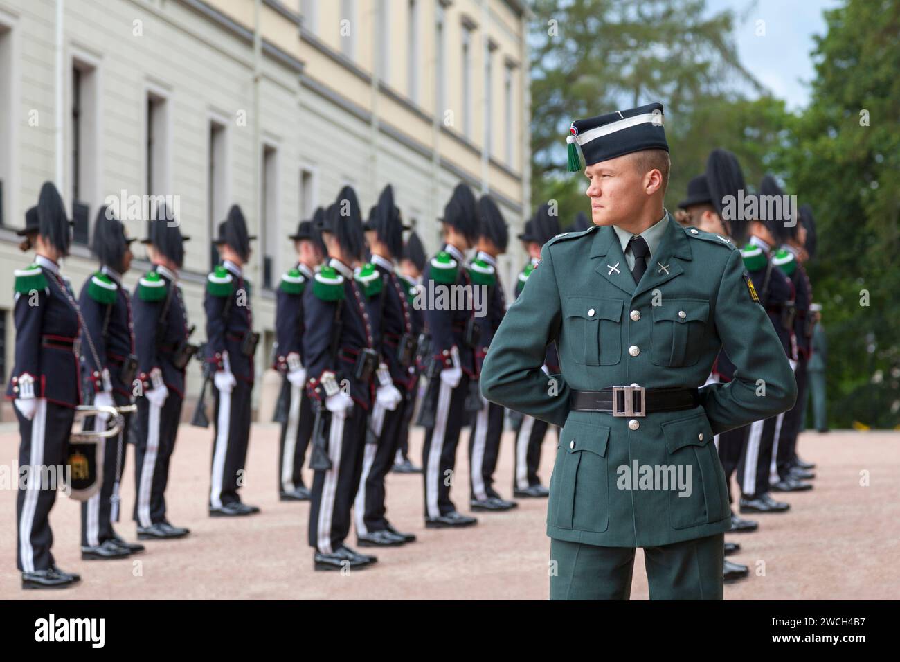 Oslo, Noruega - Junio 26 2019: Hans Majestet Kongens Garde (HMKG) es un batallón del Ejército Noruego que sirve como la Guardia Real. Foto de stock