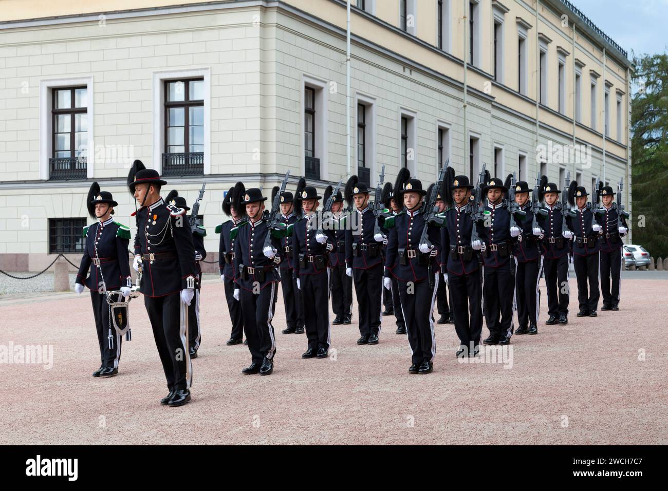 Oslo, Noruega - Junio 26 2019: Hans Majestet Kongens Garde (HMKG) es un batallón del Ejército Noruego que sirve como la Guardia Real. Foto de stock