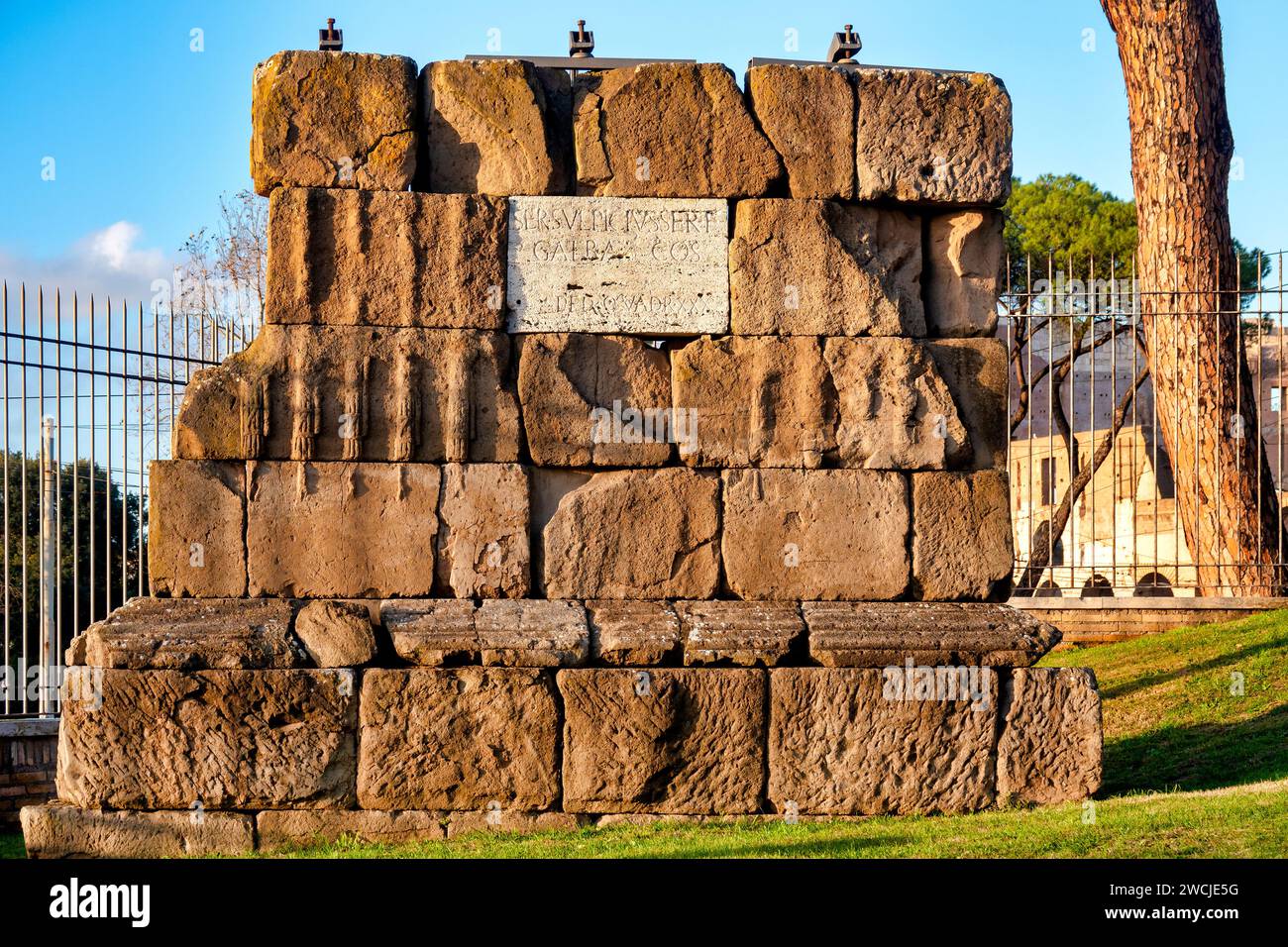 Restos de la tumba monumental del senador Servio Sulpicio Galba en el