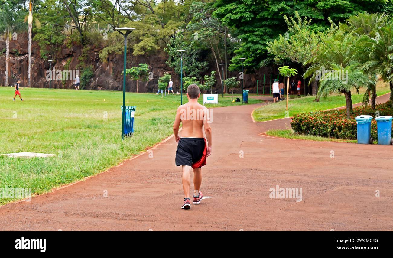 RIBEIRAO PRETO, SAO PAULO, BRASIL - 22 de diciembre de 2023: Hombre adulto caminando en el parque público Foto de stock