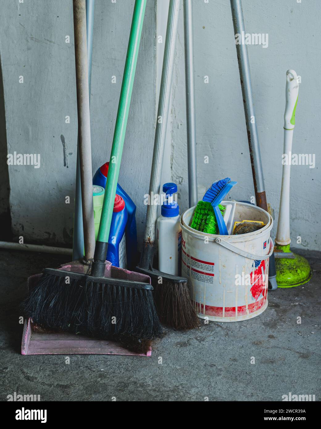 un grupo de herramientas de limpieza tradicionales para el hogar Foto de stock