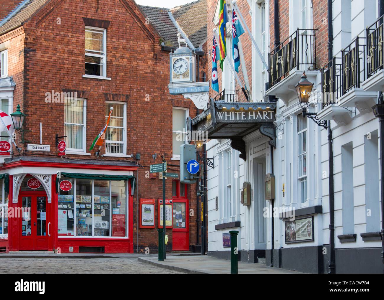 Lincoln, Lincolnshire, Inglaterra. Gran entrada al Hotel White Hart en el cruce de Bailgate y Eastgate, colorida oficina de correos prominente. Foto de stock