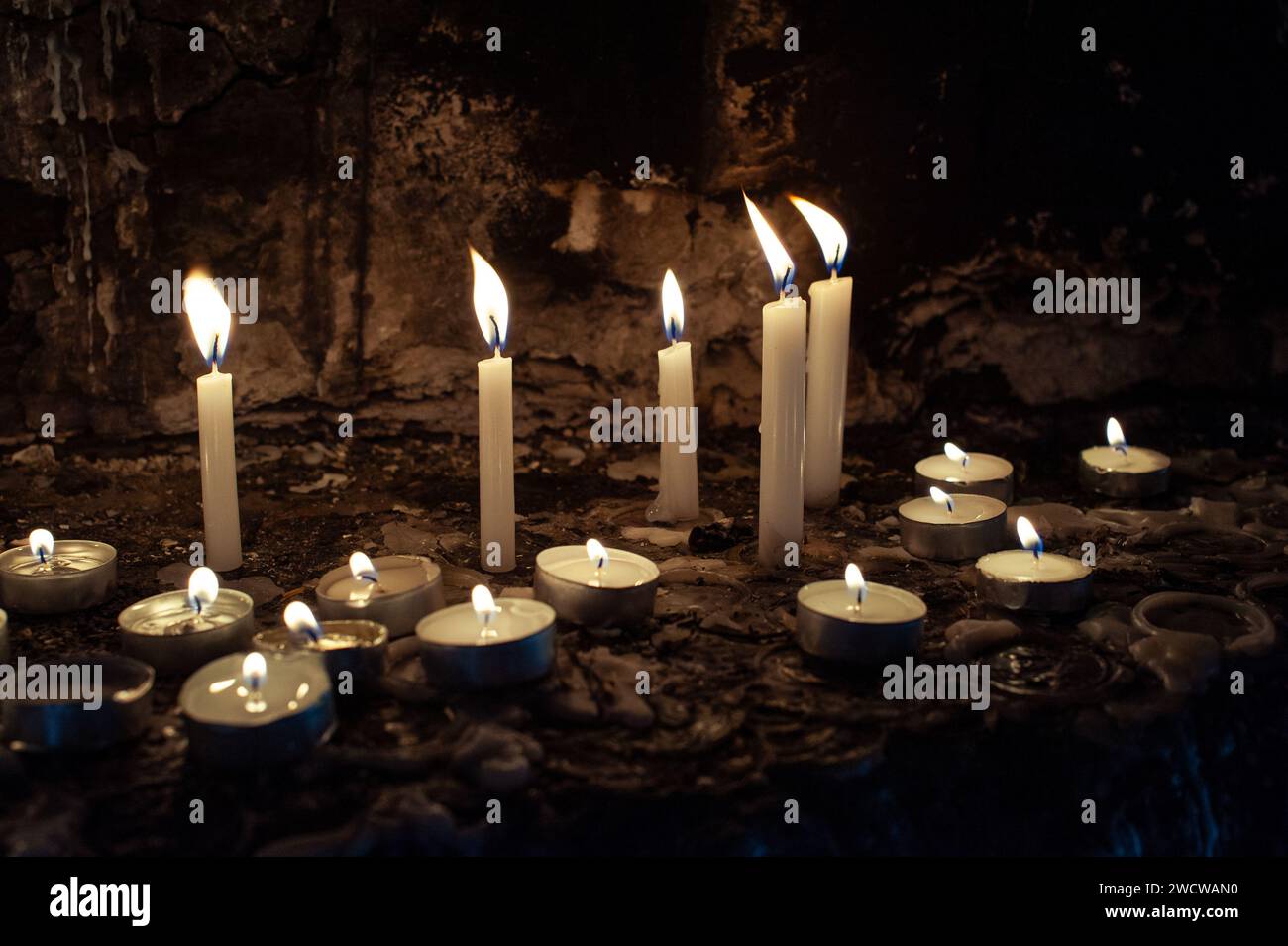 Llamas brillantes de cera, cono y velas de té ardiendo fuera de la tumba del rey David en el Monte Sión en la Ciudad Vieja de Jerusalén. Foto de stock
