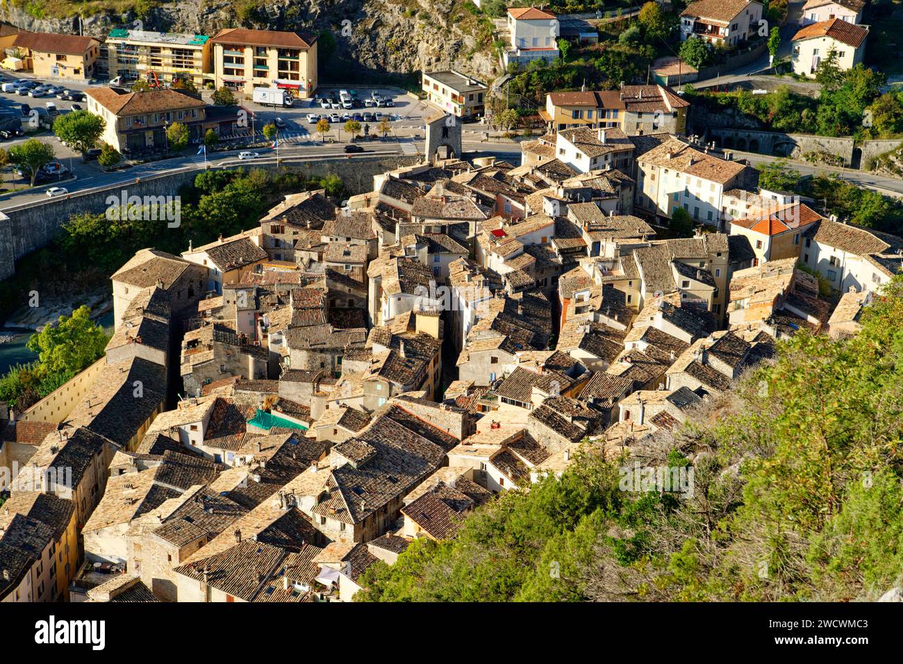 Francia, Alpes de Alta Provenza; pueblo de Entrevaux, etiquetado Les