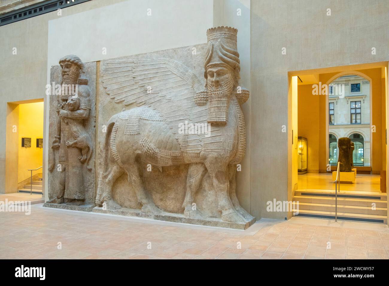 Francia, París, el museo del Louvre, departamento de Antigüedades Orientales, Ala Richelieu, sala 239, Corte de Khorsabad, Lamassus del Palacio de Khorsabad, Toro Androcefálico alado, período neo-asirio Foto de stock