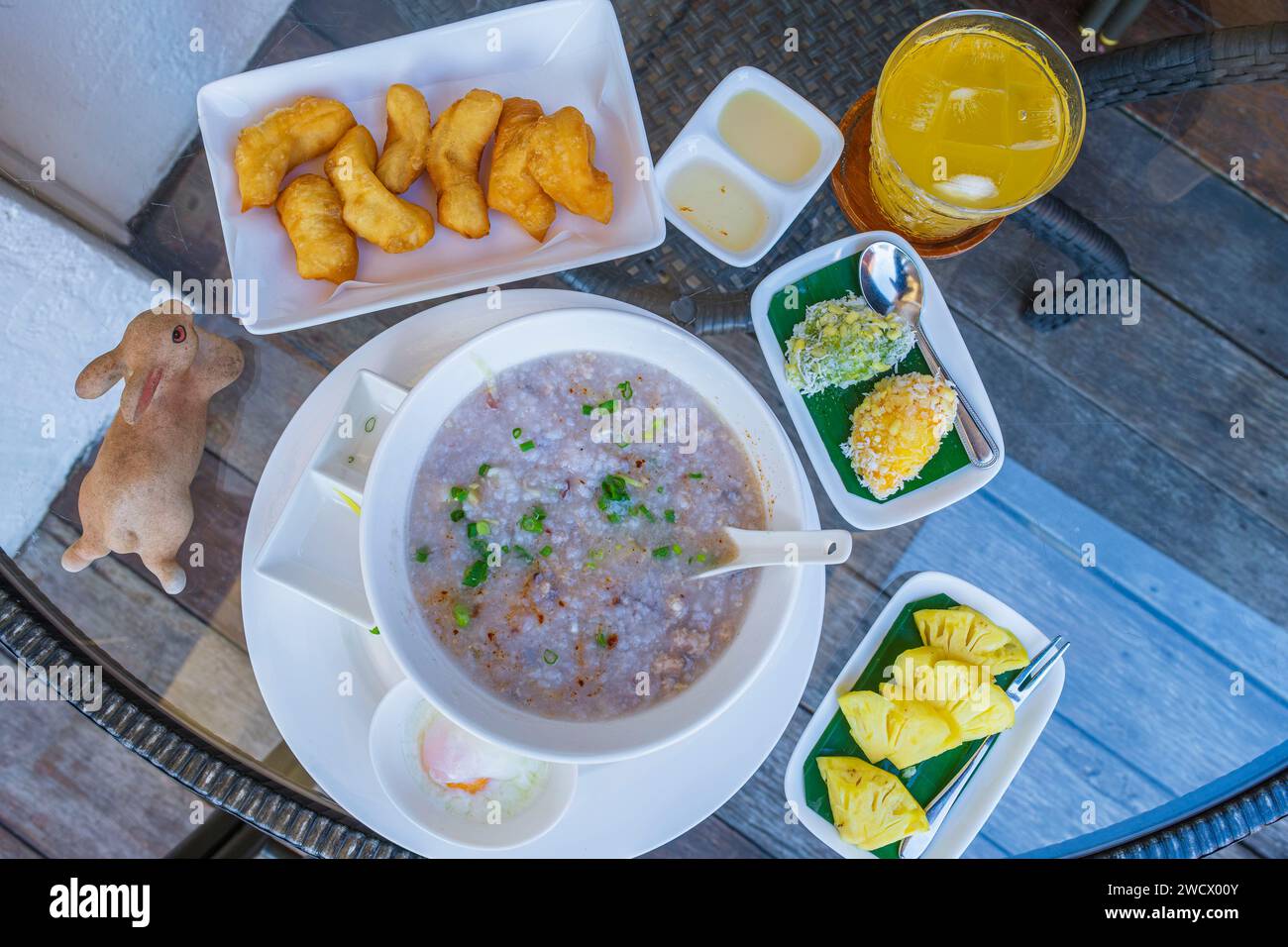 Tailandia, Chanthaburi, Chanthaboon Waterfront Comunidad llena de edificios históricos, desayuno típico tailandés en el hotel Baan Luang Rajamaitri Historic Inn Boutique Foto de stock