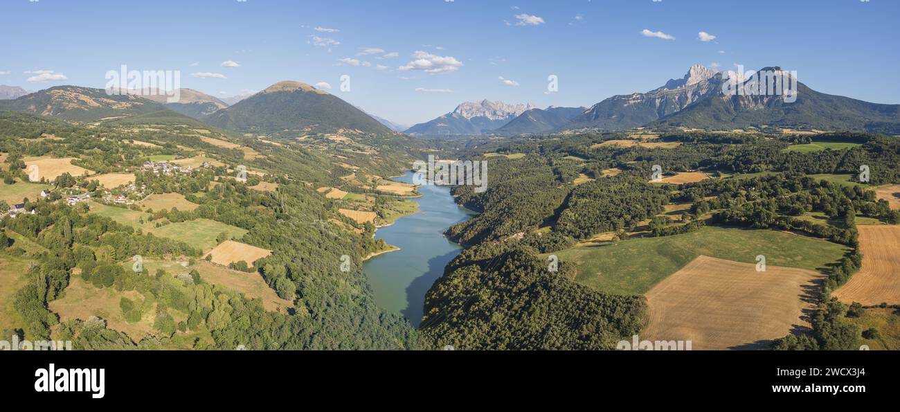 Francia, Isere, la región de La Matheysine (o meseta de matheysin), el lago Saint Pierre, Obiou y el macizo de Devoluy en el fondo (vista aérea) Foto de stock