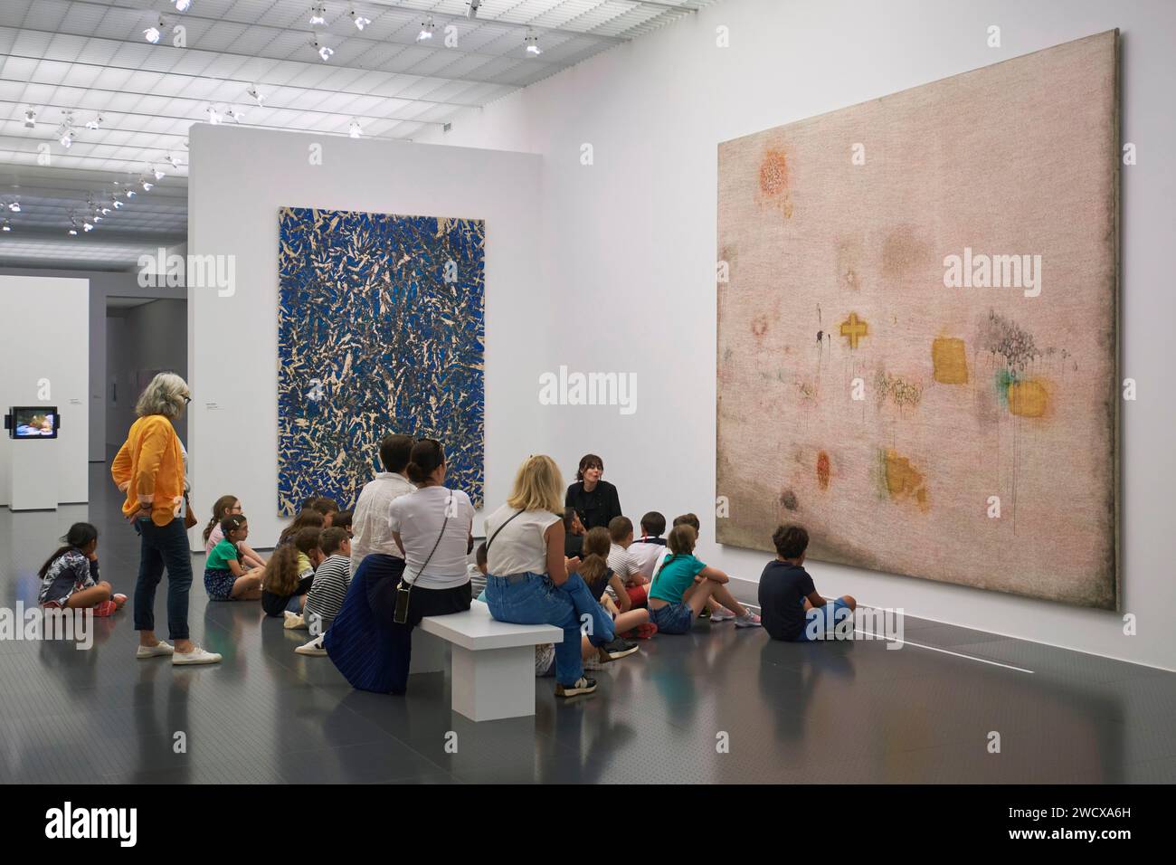 Francia, Mosela, Metz, Centro Pompidou Metz, estudiantes frente a las pinturas de Simon Hantai, Pintura (escritura rosa), 1958-1959 Foto de stock