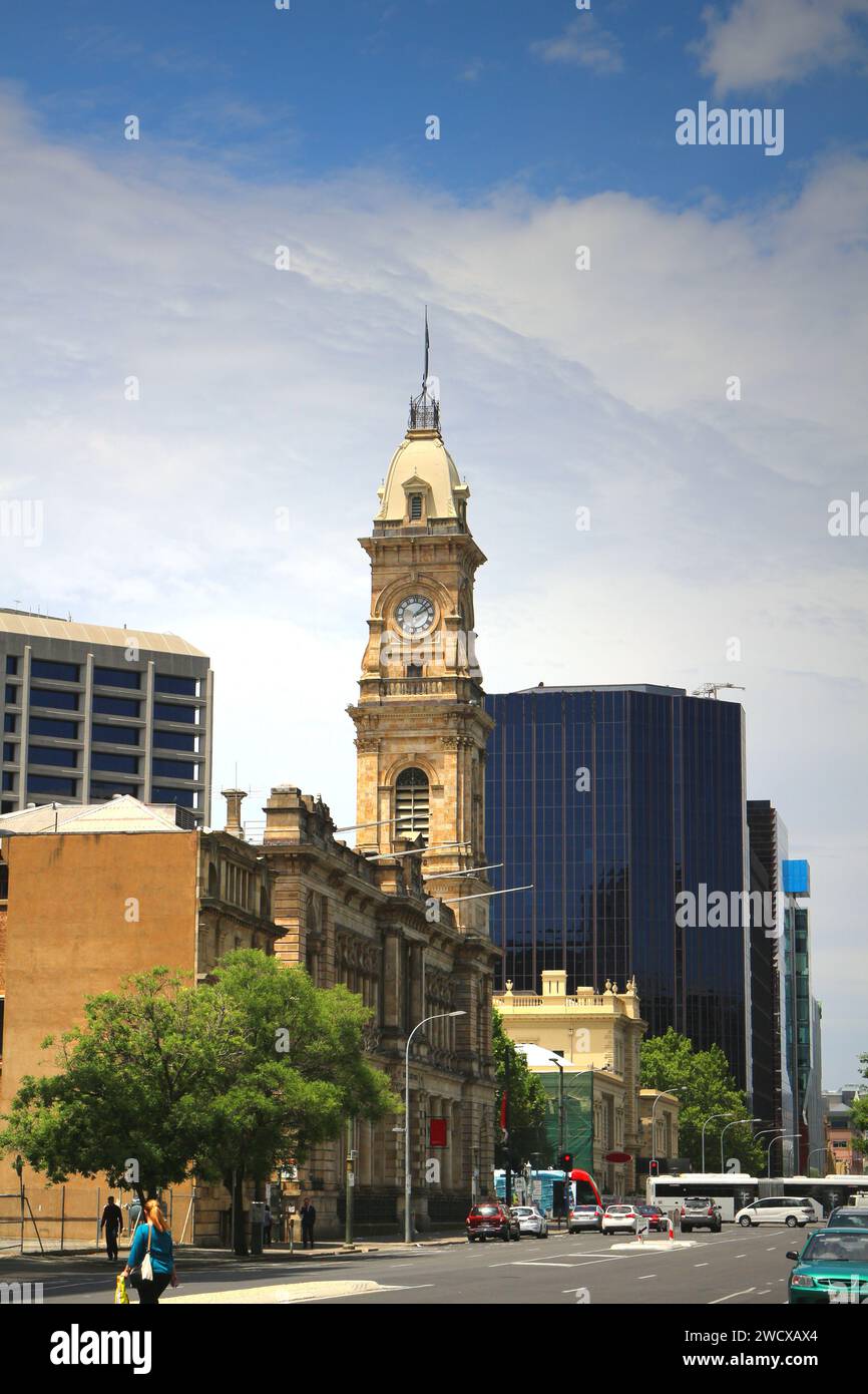 Arquitectura contemporánea e histórica con la torre de la antigua Oficina General de Correos en estilo arquitectónico de la época colonial, Adelaida, Australia del Sur Foto de stock