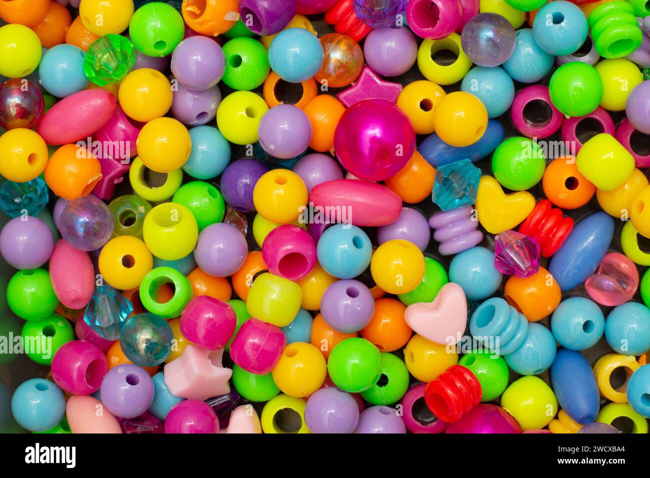 Joyería de disfraces de niños coloridos. Fondo de cuentas de colores. Textura e imagen macro. Foto de stock