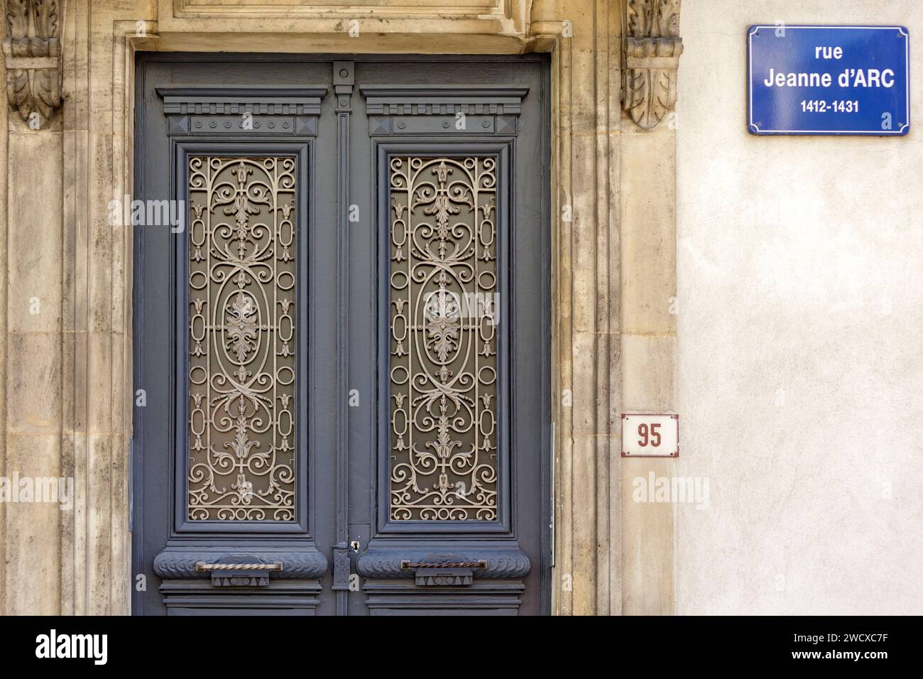 Francia, Meurthe et Moselle, Nancy, puerta de un edificio de apartamentos y placa de la calle situado Rue Jeanne d'Arc Foto de stock
