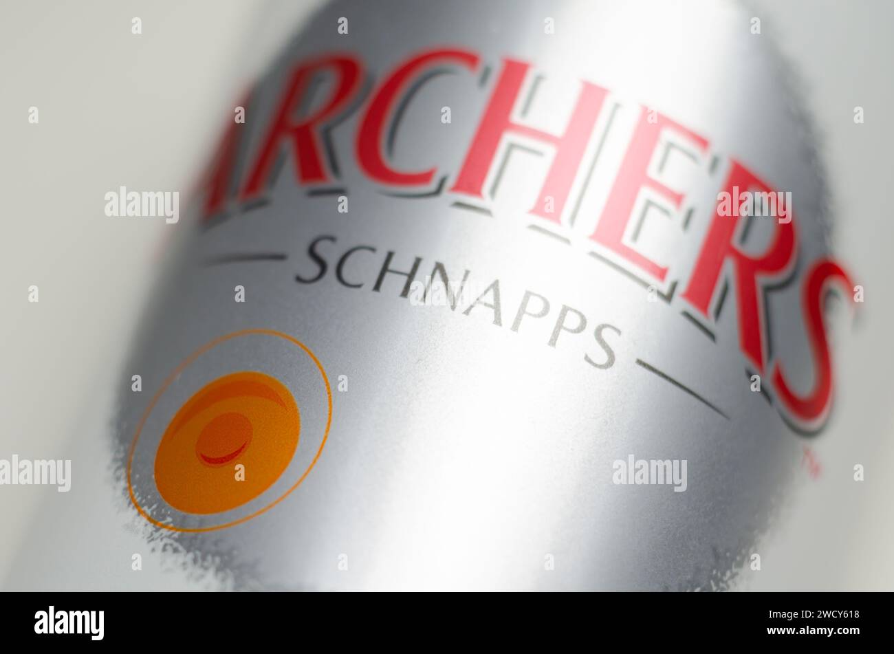 LONDRES, Reino Unido - 16 DE ENERO de 2024 Archers Peach Schnapps El licor de melocotón ha disfrutado de un éxito fenomenal desde su lanzamiento en la década de 1980, y es un elemento básico en el bar Foto de stock
