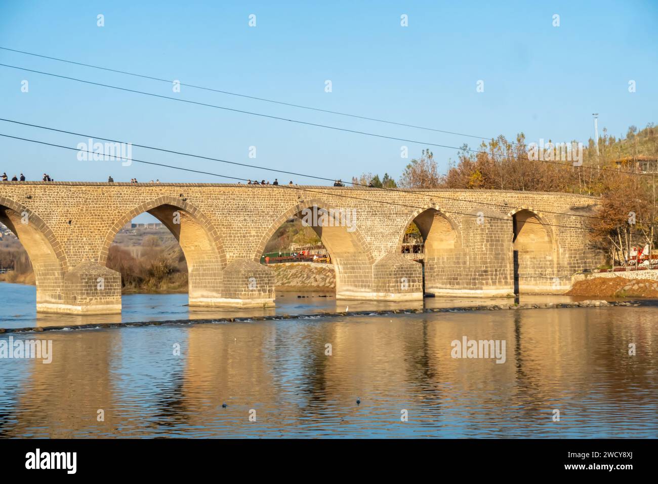 Puente de Dicle sobre el río Tigris en Diyarbakir Turquía. (Turco: Dicle Köprüsü; kurdo: Pira Dehderî) Puente de Silvan (Silvan Köprüsü / Pira Farqînê) Foto de stock