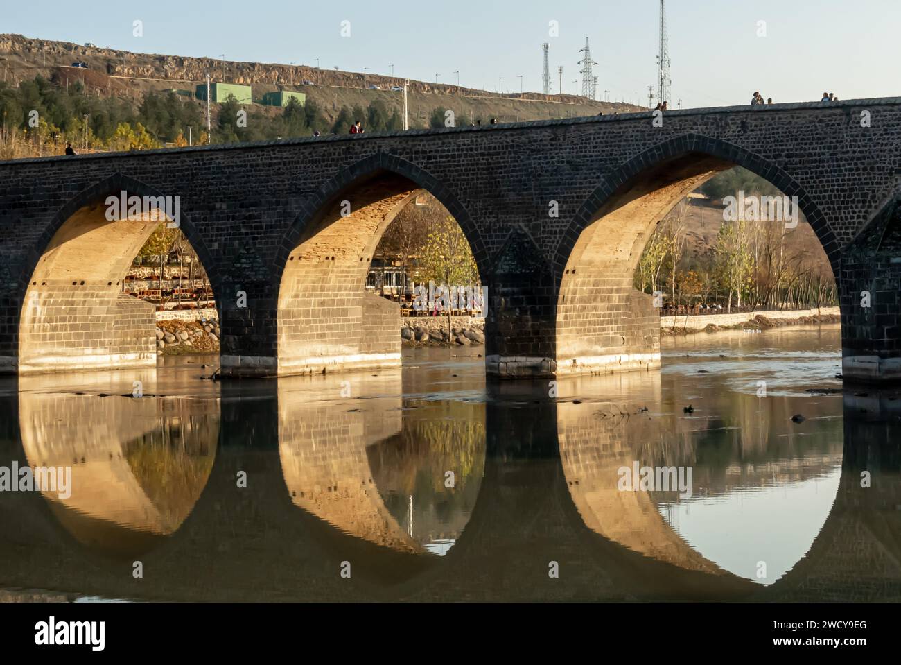 Puente de Dicle sobre el río Tigris en Diyarbakir Turquía. (Turco: Dicle Köprüsü; kurdo: Pira Dehderî) Puente de Silvan (Silvan Köprüsü / Pira Farqînê) Foto de stock