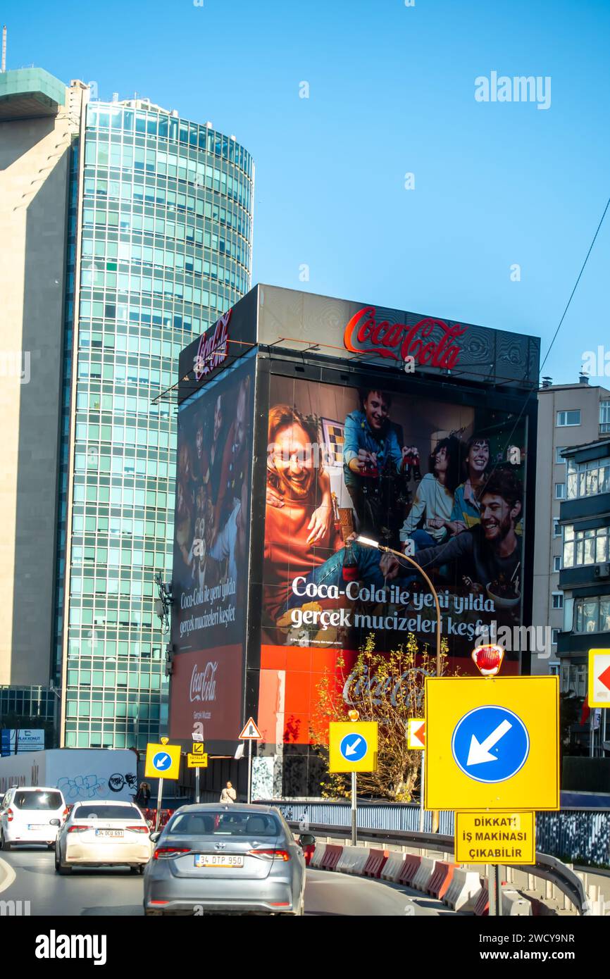 Publicidad turca al aire libre de coca-cola, cartel exterior publicitario poligonal en Sisli Estambul turquía Foto de stock