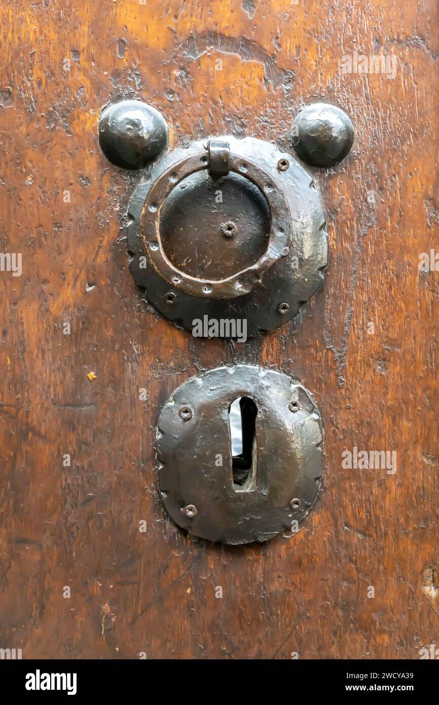 Manija de la puerta, golpeador de puerta de hierro, anillo de metal tirón, Diyarbakir Turquía Foto de stock