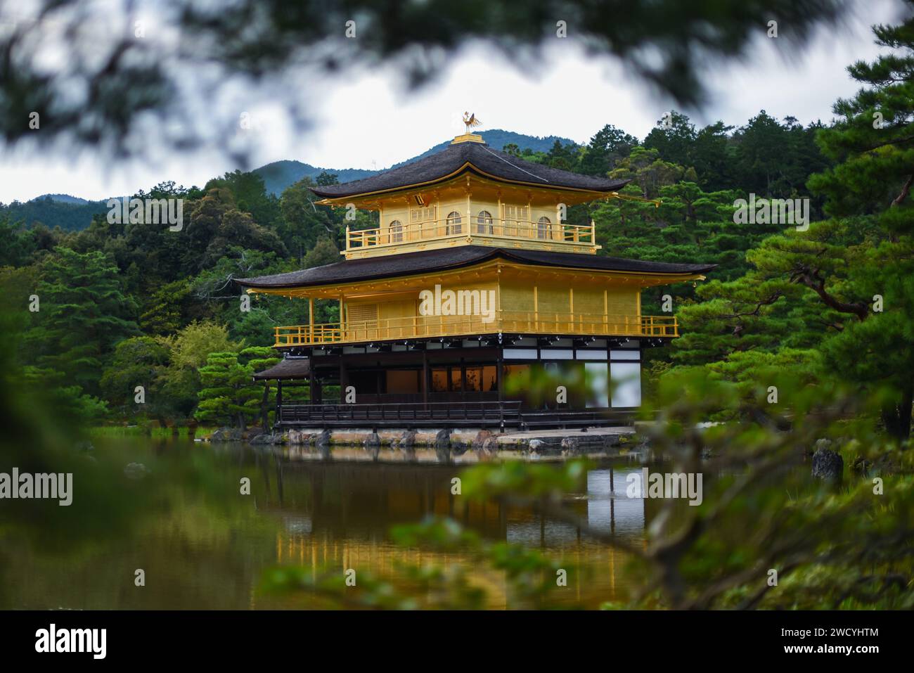 Kinkaku-ji, oficialmente llamado Rokuon-ji, es un templo budista zen en Kyoto, Japón Foto de stock