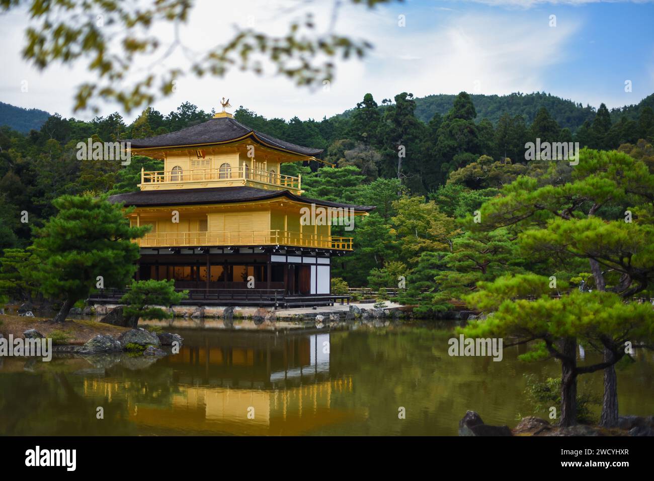 Kinkaku-ji, oficialmente llamado Rokuon-ji, es un templo budista zen en Kyoto, Japón Foto de stock