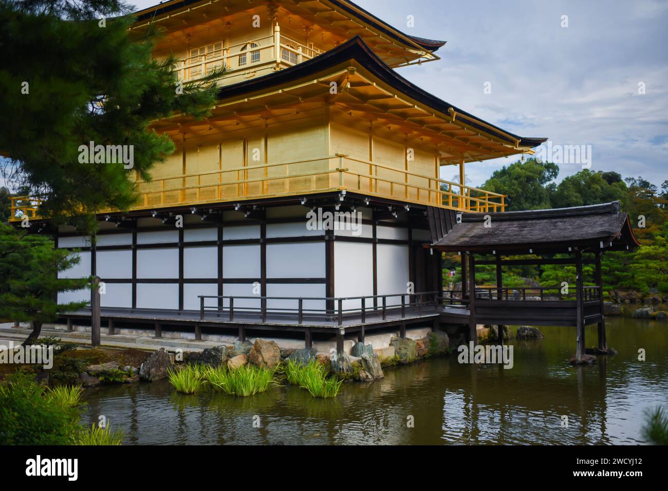 Kinkaku-ji, oficialmente llamado Rokuon-ji, es un templo budista zen en Kyoto, Japón Foto de stock