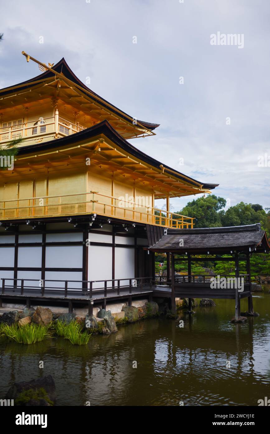 Kinkaku-ji, oficialmente llamado Rokuon-ji, es un templo budista zen en Kyoto, Japón Foto de stock