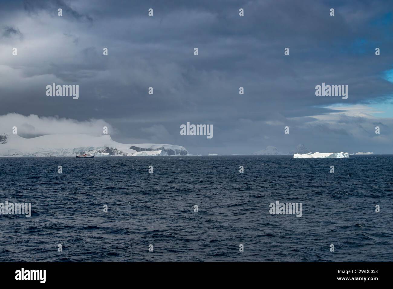 Barco e icebergs Brialmont Cove, Antártida, Península Antártica, numerosos bergs debido a la ruptura de la plataforma de hielo Antártico, esculpido y moldeado por el océano Foto de stock